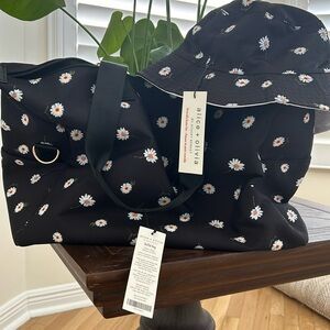 NWT BUNDLE Alice + Olivia Travel Duffle Bag Bucket Hat Daisy Weekender